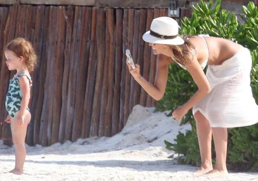 Jessica Alba ricarica le pile sulle spiagge del Messico, in attesa di partire con la promozione del    sequel, Sin City. Una donna per cui uccidere, in Italia a ottobre.  (foto Olycom)